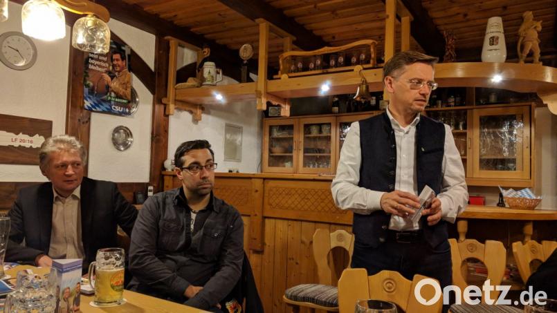 Als erster Kunde überhaupt konnte der CSU-Abgeordnete Tobias Reiß eine Landkreis-Weste nach dem Vorbild des Landkreis-Jankers beim politischen Stammtisch in Plößberg probieren. Bild: exb