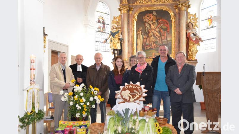 Für 30 Jahre und sogar noch mehr konnten vier Mitarbeiter geehrt werden. Von links: Erich Geier, Pfarrer Herbert Sörgl, Willi Stahl, Viktoria Neumann, Waltraud Riedl, Bettina Scharnagl, Christian Stahl und Werner Meier. Bild: jub