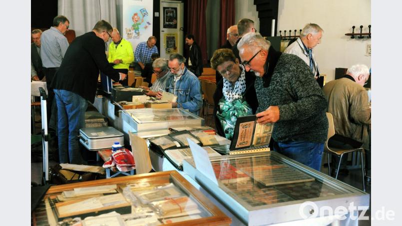 Mit dem Andrang beim Großtauschtag des Briefmarkensammlervereins 1904 Amberg ist Vorsitzende Hans Dietmayr mehr als zufrieden gewesen. Bild: gfr