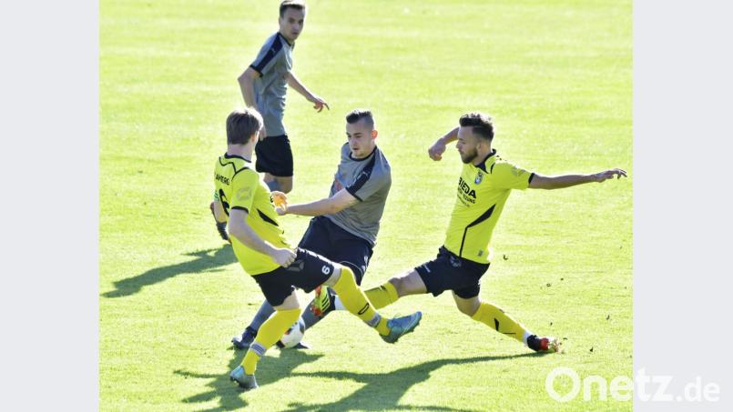 FC-Kapitän Heiko Giehrl (links) und Siegtorschütze Roman Reinhardt (rechts) blocken den Schuss des Ensdorfer
Mittelfeldspielers Stefan Grabinger (Mitte) ab, beobachtet von DJK-Spielmacher Julian Trager (hinten). Bild: Ziegler