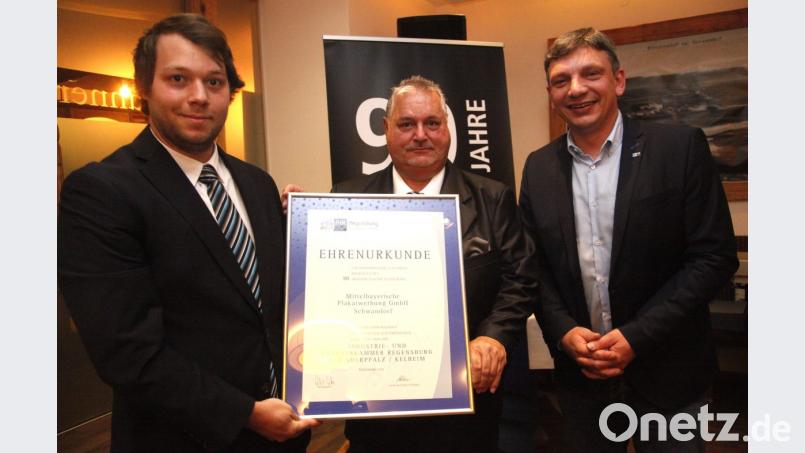 IHK-Geschäftsführer Manuel Lischka (rechts) überreichte Markus Wittmann (Mitte) und Sohn Aike (links) eine Ehrenurkunde der Industrie- und Handelskammer. Bild: Hirsch