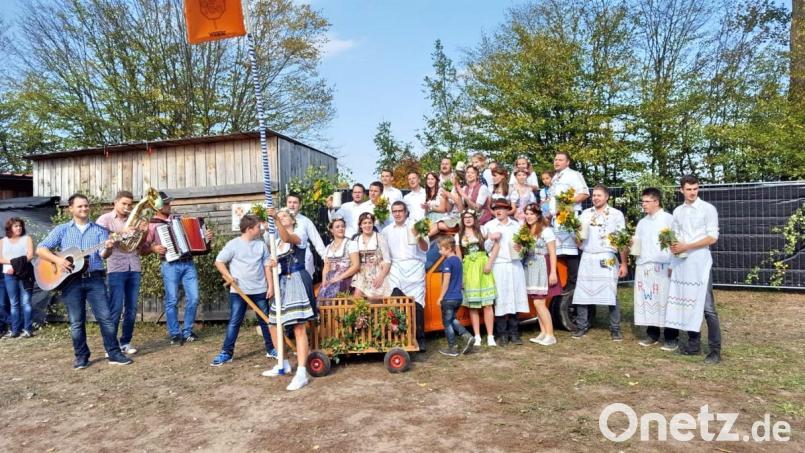 Lustig geht es zu bei der Wirbenzer Kirwa. Bild: hai