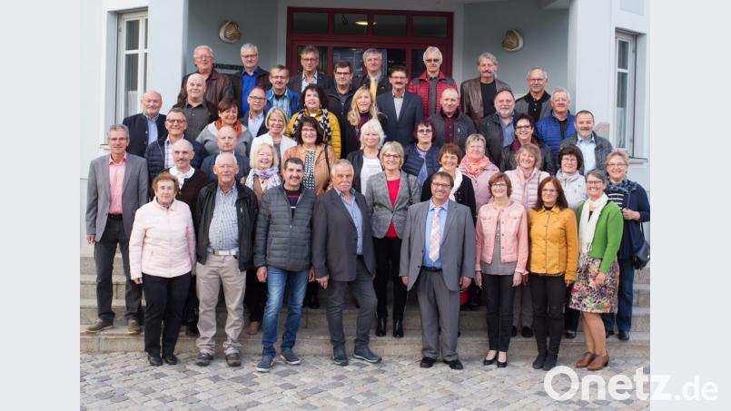 Viel zu erzählen hatten sich die Teilnehmer des Klassentreffens in Mitterteich. Bild: Fotostudio König