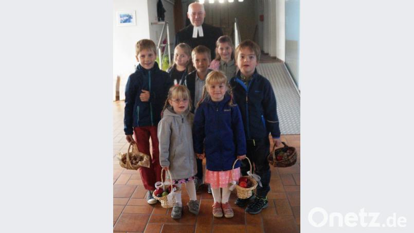Die Kinder zogen mit ihren Erntekörbchen gemeinsam mit Pfarrer Norbert Schlinke in die Auferstehungskirche ein. Bild: weu