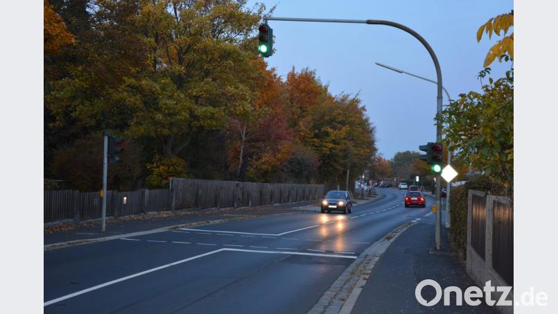 Im kommenden Jahr wird die Ampelanlage in der Waldsassener Straße erneuert, um die Sicherheit von Fußgängern zu erhöhen. Bild: jr