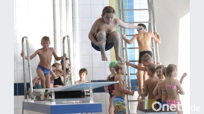 Nach einer Woche konnten fast alle Kinder schwimmen und sprangen sogar vom Einmeterbrett ins Wasser. Bild: Hirsch