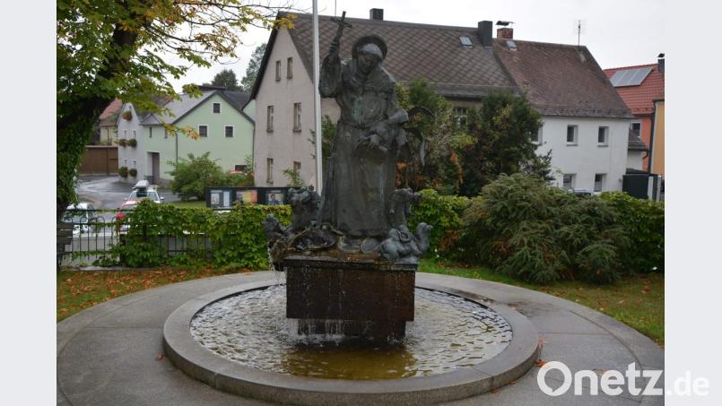 Dieser Brunnen am Kirchplatz erinnert an den aus Konnersreuth stammenden seligen Pater Liberat Weiß, der einst in Äthiopien zu Tode kam. Zwei Bischöfe aus dem afrikanischen Land kommen am Samstag anlässlich des Weltmissionssonntags in die Pfarrei St. Laurentius. Bild: jr