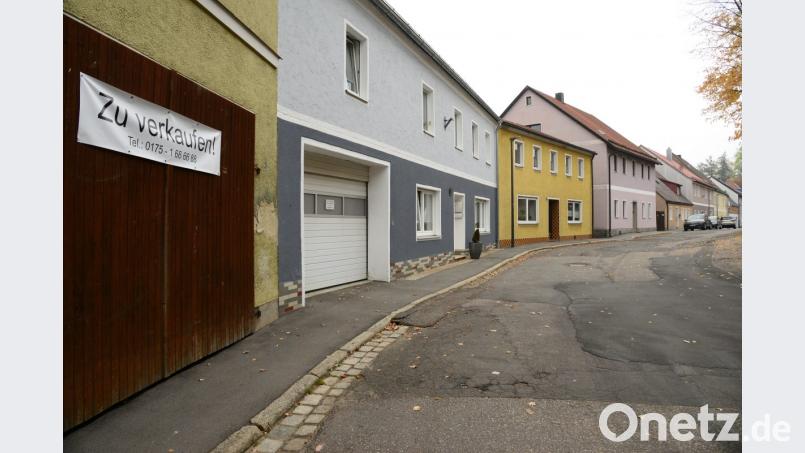 Im Rahmen der Städtebauförderung ist auch der Erwerb von Gebäuden möglich. In der Stadtratssitzung am Dienstagabend macht Bürgermeister Rainer Rewitzer deutlich, dass Verkaufsabsichten von Grundstückseigentümer oftmals sichtbar sind. Bild: bey