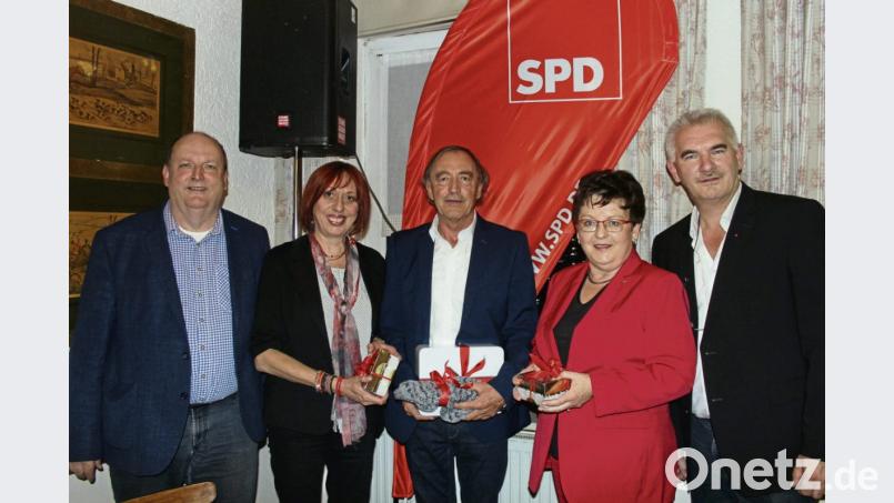 Uli Roth (rechts) und Rainer Fischer (links) bedanken sich bei Jutta Deiml (Zweite von links) und Brigitte Scharf (Zweite von rechts) für ihren Einsatz im Wahlkampf sowie bei SPD-Bezirksvorsitzendem Franz Schindler (Mitte) für seinen Besuch beim Wahlkampfabschluss in Kemnath. Bild: stg