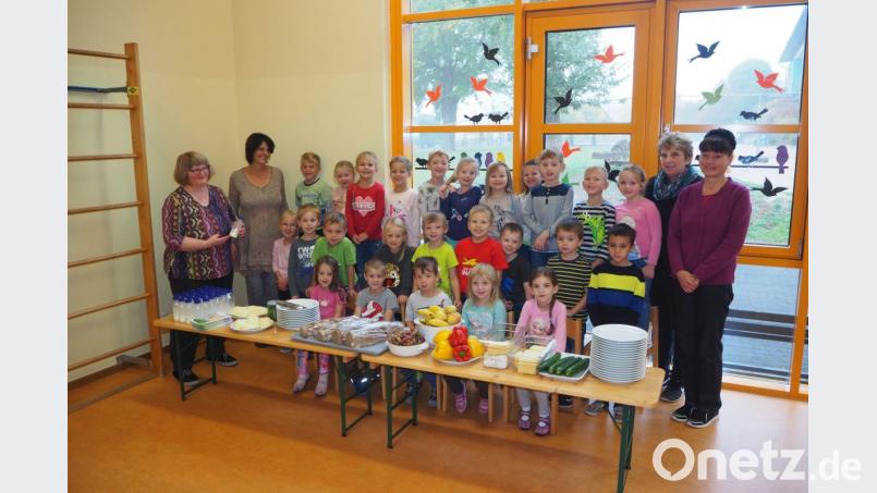 Im Beisein des Kindergartenpersonals stellte Margarete Lukas-Fuchs mit den Kindern frische Butter her. Bild: gz