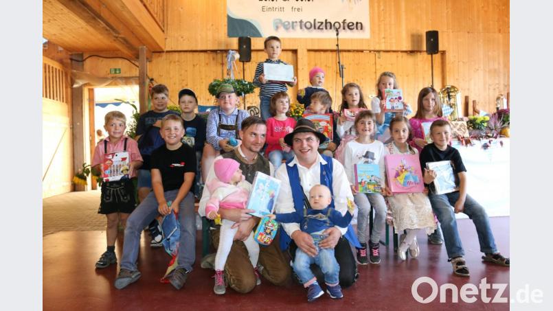 Die erfolgreichsten Nachwuchsgärtner und Züchter der schwersten Karotten erhielten einen Preis überreicht. Bild: exb