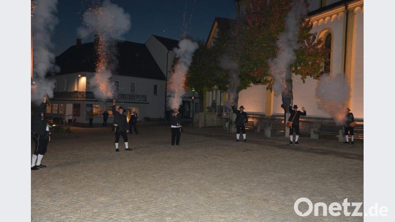 Freudenschüsse der Mitterteicher Böllerschützen. Bild: jr