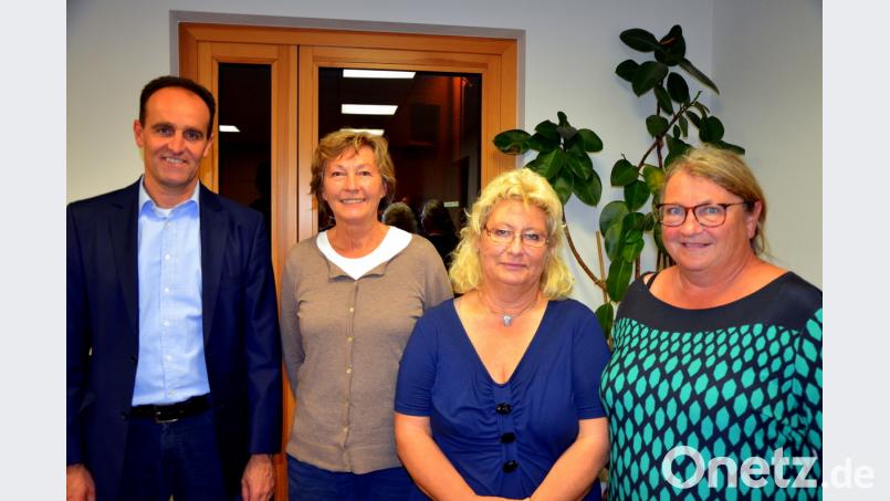 Tipps in Sachen Nachbarschaftshilfe holt sich (von links) Bürgermeister Hans-Jürgen Strehl von Elisabeth Ludwig (Nachbarschaftshilfe Neukirchen-Etzelwang), Karin Larsen-Lion (Nachbarschaftshilfe Pyrbaum) und Waltraud Lobenhofer (AOVE)). Bild: aja