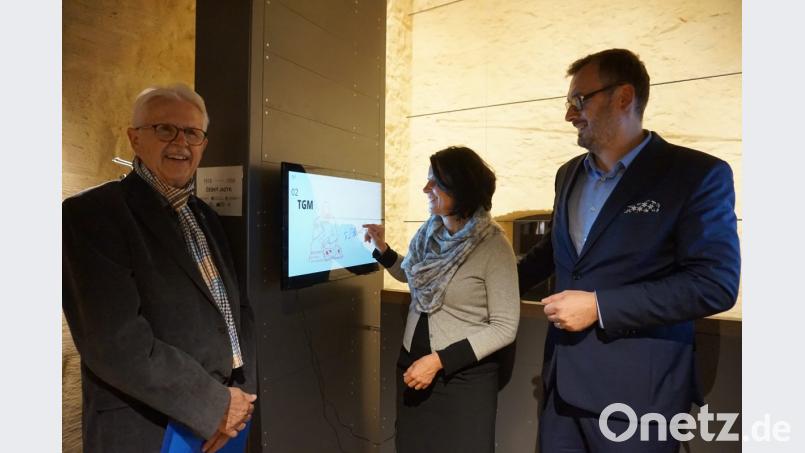 CeBB-Leiterin Veronika Hofinger scrollt sich am Touch-Screen Monitor durch die Seiten der Ausstellung „1918 - 1968“. Rechts der Direktor des Tschechischen Zentrums München, Jiří Rosenkranz und links Rainer Christoph Bild: eib