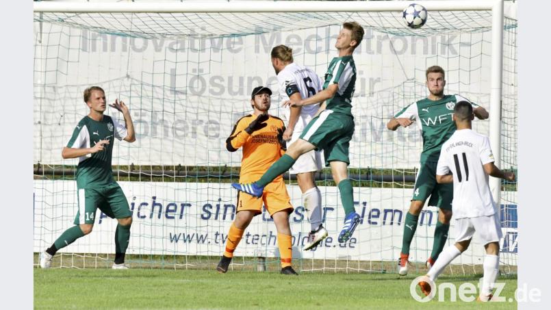 Eine gefährliche Situation im Strafraum der DJK Gebenbach (grüne Trikots) vor Torhüter Michael Nitzbon (Mitte). Zwar hat der Spitzenreiter mit 45 Treffern in 15 Spielen die beste Offensivabteilung der Fußball-Bayernliga Nord, allerdings kassierte er auch schon 21 Gegentreffer. Zu viele nach dem Geschmack von Trainer Faruk Maloku. Der mahnt ein kompaktes Abwehrverhalten an.

Bild: Ziegler Bild: Hubert Ziegler