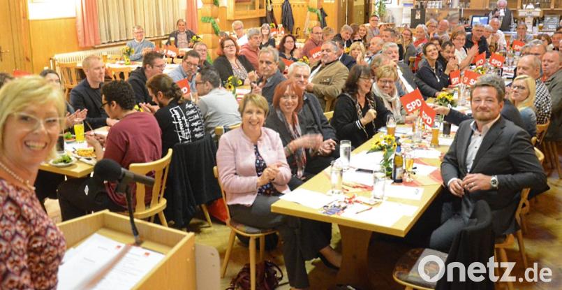 Bei der Abschlusskundgebung der SPD geben sich Sabine Zeidler (links), Annette Karl (vorne, Mitte) und Uli Grötsch (vorne, rechts) betont optimistisch. Bild: Kunz