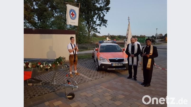 Pfarrer Georg Parampilthadathil (rechts) und Pfarrer Werner Hermann (Zweiter von rechts) segneten die beiden neuen Einsatzfahrzeuge. Bild: hir
