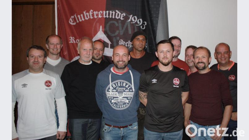 Bürgermeister Konrad Kiener (Zweiter von links) freute sich über das Engagement der Clubfreunde im Gemeindeleben. Der Verein geht mit (von links) Stefan Fiedler, Gerhard Rahn, Reinhard Riedl, Matthias Kiener, Christian Hägler,
Roland Dinkelmeyer, Alexander Fiedler, Michael Schärtl, Christian Liebl und Georg Lang in die nächsten drei Jahre. Bild: exb