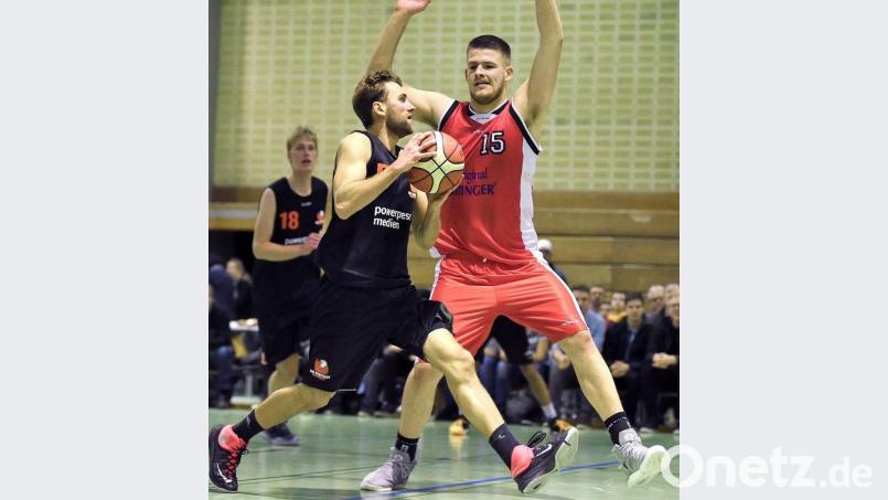 Ein möglicherweise häufiges Duell beim Spiel der Neustädter Basketballer am Samstag in Gotha: Tobias Merkl (am Ball) gegen den deutsch-griechischen Center der „Rockets“, Andreas Kassiumis. Bild: Büttner, Gerhard