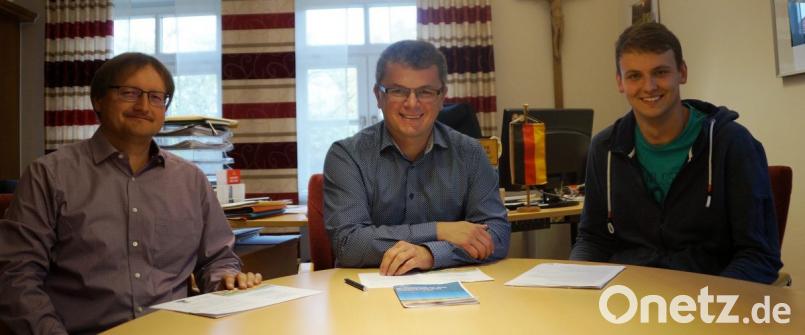 Bürgermeister Martin Birner (Mitte) stellte gemeinsam mit Kämmerer Michael Haßfurter (links) und Verwaltungsangestellten Tobias Stibich das neue Projekt „Bürgerhaushalt“ vor. Bild: weu