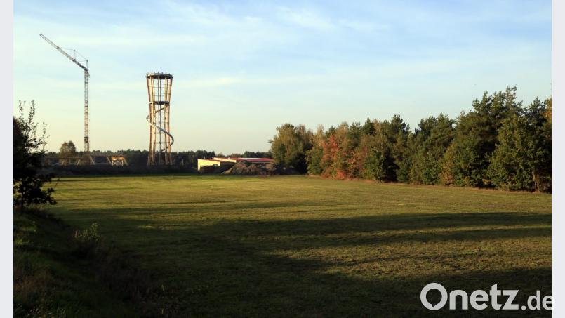 Auf dieser Fläche, die sich von der künftigen Holzkugel (Turm im Hintergund) Richtung Südosten erstreckt, soll die Ferienhaussiedlung entstehen. Bild: Hösamer