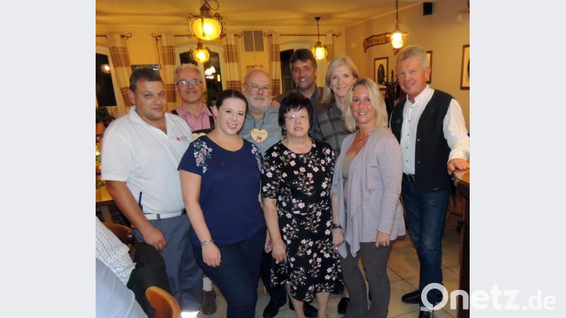 Über Glückwünsche zum 70. Geburtstag freute sich der Druckermeister und engagierte Grafenwöhrer Hannes Hutzler (Vierter von rechts). Die Familie, Bürgermeister Edgar Knobloch und Vereinsvertreter ließen den Jubilar hoch leben. Bild: mor