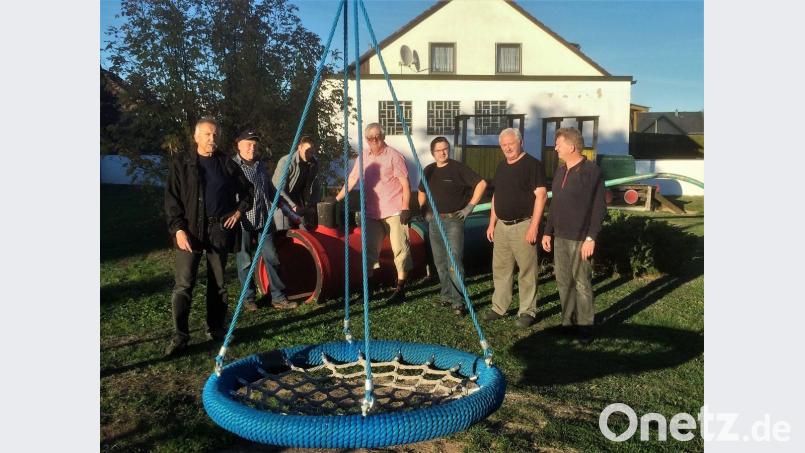 Der Siedlervorstand greift zu Werkzeug und Pinsel und bringt den Spielplatz in der Kreuzäckersiedlung auf Vordermann. Bild: sei