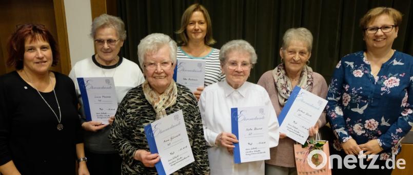 Ein Dankeschön für die langjährige Mitgliedschaft beim Katholischen Frauenbund erhalten von Vorsitzender Christina Schaller, Lucie Meißner, Anna Grünwald, Petra Buckmann, Herta Brunner und Gertrud Blödt (von links). Bezirksvorsitzende Cornelia Schreffl (rechts) gratuliert.


Bild) Dankeschön am Erntedank für langjährige treue Mitgliedschaft gab es für: Christina Schaller, Vorsitzende, Lucie Meißner, Anna Grünwald, Petra Buckmann, Herta Brunner, Gertrud Blödt und Bezirksvorsitzende Cornelia Schreffl.


Bild: le Bild: le