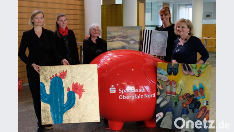 Die Sparkasse in Weiden wird bunter. Geschäftsstellenleiterin Katja Beer (Zweite von links) begrüßt die Künstlerinnen Barbara Wilmers-Hillenbrand, Edith Baldauf, Nicole Y. Matschiner und Gerti Münch (von links). Bild: exb