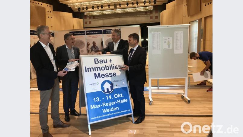 Sie freuen sich schon auf die Bau- und Immobilienmesse: von rechts Bürgermeister Jens Meyer, Gunnar von Grawert-May (messe.ag), Detlev Haas (Oberpfalz-Medien) und Johannes Häring (Max-Reger-Halle). Bild: eig
