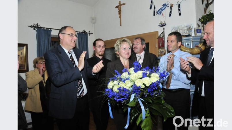 CSU-Wahlparty 2008: Die Parteispitze gratuliert der neuen Landtagsabgeordneten mit Blumen zum Einzug ins Maximilianeum. Bild: Karin Wilck