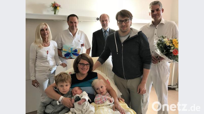 Klein-Moritz (vorne, Mitte) wird sich später sicher nicht mehr daran erinnern, darf aber auch dann noch stolz datauf sein, im Jahr 2018 das 500. Baby am St.-Anna-Krankenhaus gewesen zu sein. Darüber freuten sich auch (hinten, von links) Hebamme Gerda Schmidt-Kretschmer, Stationsleiter Christian Haubner, Vorstand Klaus Emmerich, Chefarzt Dr. Sascha Vietoris; (vorne, von links) sowie die Eltern Melanie und Oliver Schmidt mit ihren Kindern Felix, Moritz und Hannah. Bild: exb
