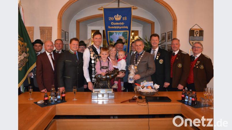 Matthias Wiendl beim Empfang im Sitzungssaal des alten Rathauses mit Frau Daniela und den beiden Söhnen Sebastian und Simon. Bild: jr