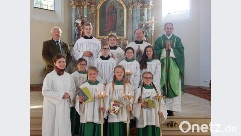 Die drei neuen Ministrantinnen mit ihren Gruppenleitern, weitere Ministranten der Pfarrei Hohenthan, Lektor und Kommunionhelfer Tobias Franz, Mesner Alois Franz, Pfarrer Johann Hofmann und Pastoralreferentin Maria Wagner. Bild: exb