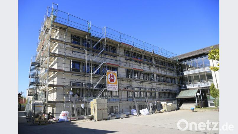 Die Arbeiten an der Grund- und Mittelschule laufen seit Juli und liegen bislang im Zeitplan. Bild: Hösamer