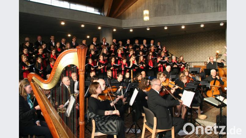 Sänger und Orchester begeistern beim Jubiläumskonzert in der Stadtpfarrkirche St. Sebastian. Bild: fpoz
