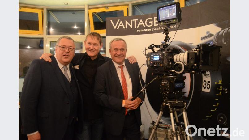 Lions Präsident Dr. Frank Wohl, Peter Märtin und Oberbürgermeister Kurt Seggewiß freuen sich über einen gelungen Kinoabend. Bild: Kunz