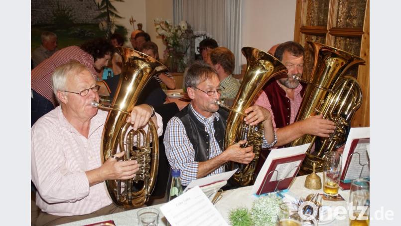 Werner Eder, Michael Knott und Reinhard Zilk (von links), drei Urgesteine in der Reihe der Stammtischmusikanten, sind beim Musikantenstammtisch immer dabei. Bild: mmj