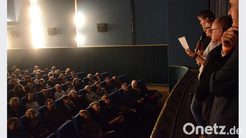 Barbara Weiß von "Vantage" verliest eine Grußbotschaft des Kameramannes Thomas Kiennast. Bild: Kunz