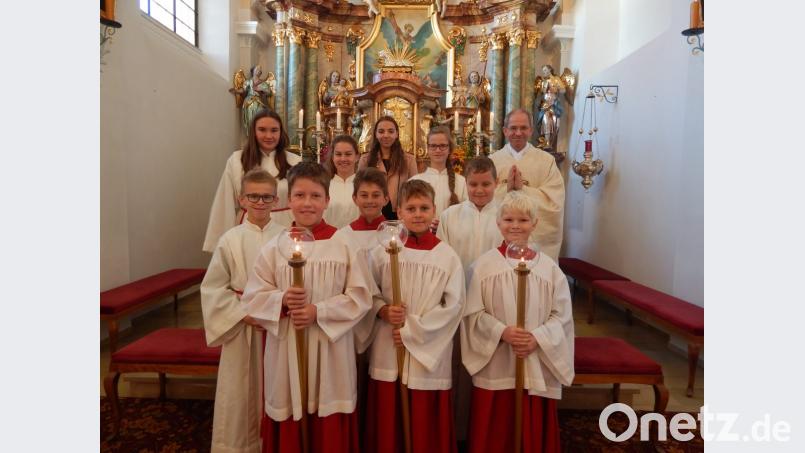 Die drei neuen Ministranten, weitere Ministranten der Pfarrei Schwarzenbach und Pfarrer Johann Hofmann. Bild: exb