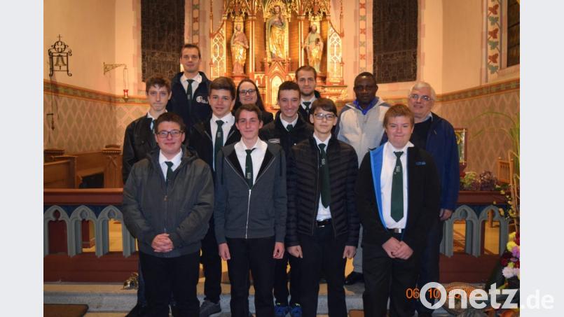 Die Vorsitzenden der KLJB Kulz mit den neu aufgenommenen Mitgliedern, Pfarrer Eugen Wismeth und Pfarrer Norbert Okoledah. Bild: exb