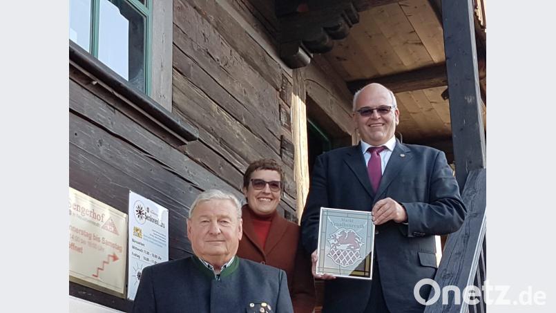 Seniorenbeauftragter Franz Danhauser zusammen mit Beate Ott und Bürgermeister Klaus Meyer (von links) auf der Treppe des Sengerhofs. Bild: enz