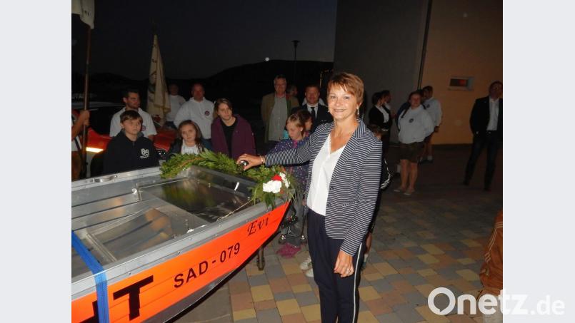 Evi Tischler taufte das neue Wasserwachts-Boot mit einem Glas Sekt auf dem Namen &quot;Evi&quot;. Bild: hir