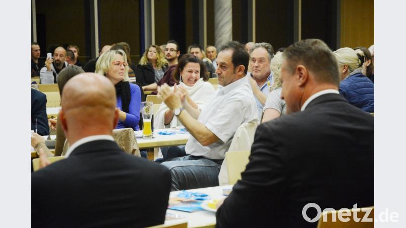 Nahezu zweieinhalb Stunden verfolgen die meisten der rund 100 Zuhörer die Reden beim Wahlkampfabschluss der AfD in Neustadt. Bild: gsb