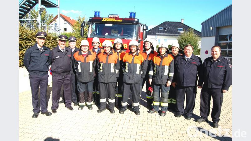 Strahlende Gesichter von acht Tännesberger Feuerwehrleuten, die als erste nun auich das Leistungsabzeichen in Bronze des Kreisfeuerwehr-Verbandes Herford besitzen. Auf dem Foto sind auch Führungskräfte. Bild: es