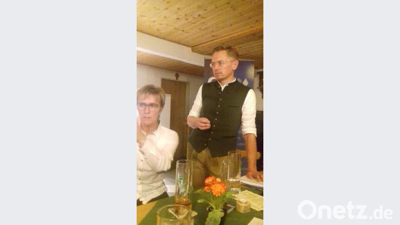 Den Landwirten stand Landtagsabgeordneter Tobias Reiß (rechts) beim CSU-Diskussionsabend Rede und Antwort. Mit auf dem Bild (links) Geschäftsführerin Marion Höcht. Bild: njn