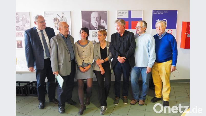 Sie sind die Hauptakteure am deutsch-tschechischen Tag (von links): Bürgermeister Lothar Höher, Zeitzeuge Rudolf Tomsu, Anett Browarzik vom Tschechischen Zentrum München, Studiendirektorin Andrea Hielscher von der Staatlichen Akademie für Übersetzten und Dolmetschen, Zeitzeuge Rudolf Cerny, Harald Krämer von der VHS Weiden-Neustadt und Tschechien-Experte Hans Wurm. Bild: Bühner