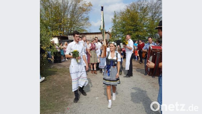 Unter musikalischer Begleitung ziehen die Kirwaburschen und -moidla durch Wirbenz. Bild: hai