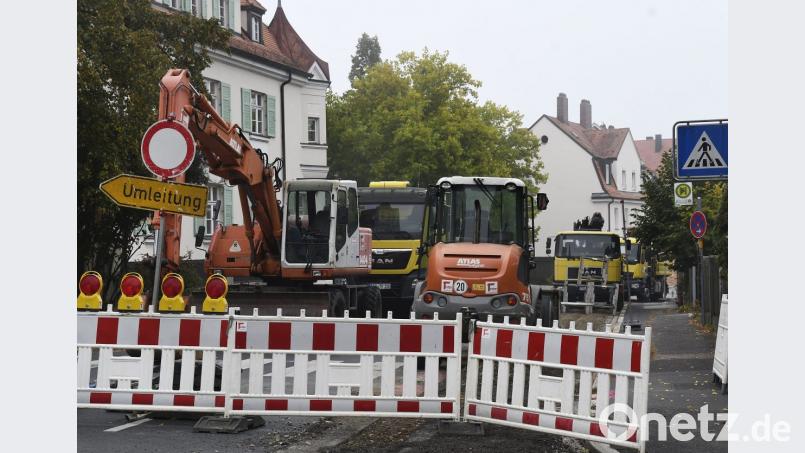 Die Bushaltestelle (hinten rechts) kann momentan nicht angesteuert werden: Die Stadtwerke erneuern in der Weißenburger Straße Leitungen. Für Ärger sorgen auch Parker, die Halteverbote in diesem Bereich ignorieren. Weil deshalb der Citybus nicht durchkommt, will die Polizei nun hart durchgreifen. Bild: Petra Hartl