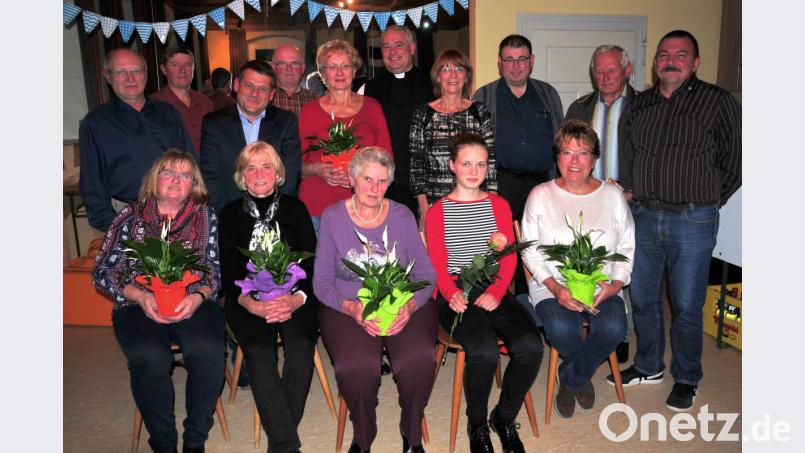 Mit Blumen bedankt sich der KAB-Ortsverband bei (sitzend, von lnks) Angela Puff, Agnes Theiß, Monika Wittmann, Johanna Nickl und Rosita Wittmann. Bild: fjo